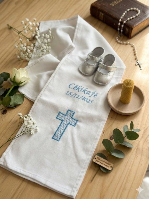 Echarpe avec une croix brodée