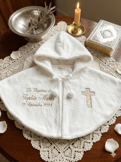 Cape de baptême avec une croix