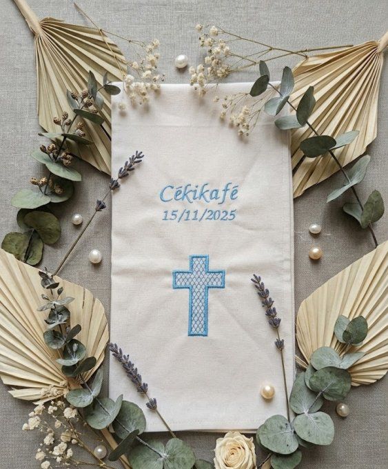 Echarpe avec une croix brodée