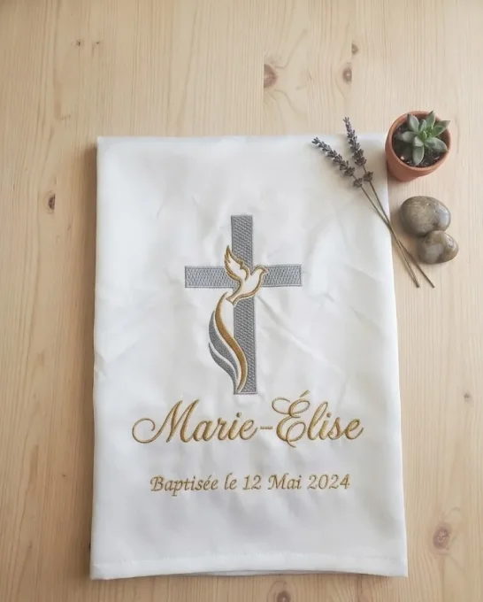 Une croix et sa colombe